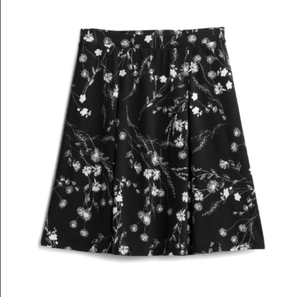 Gilli Black Floral Skirt Size Medium New With Tags